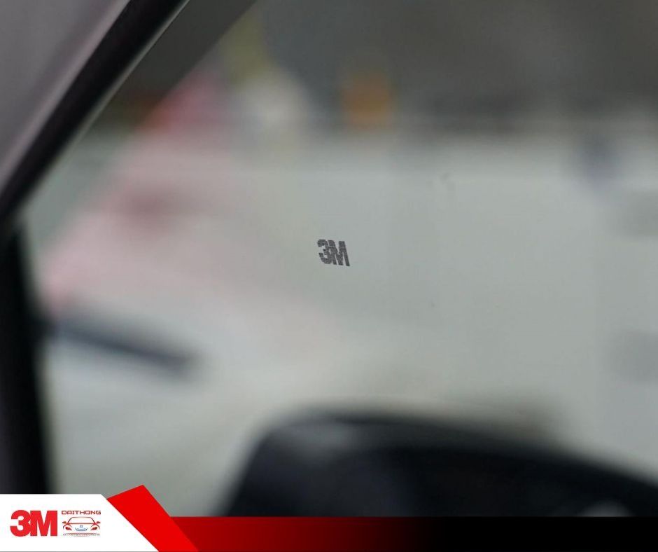 Logo 3M in chìm trên phim