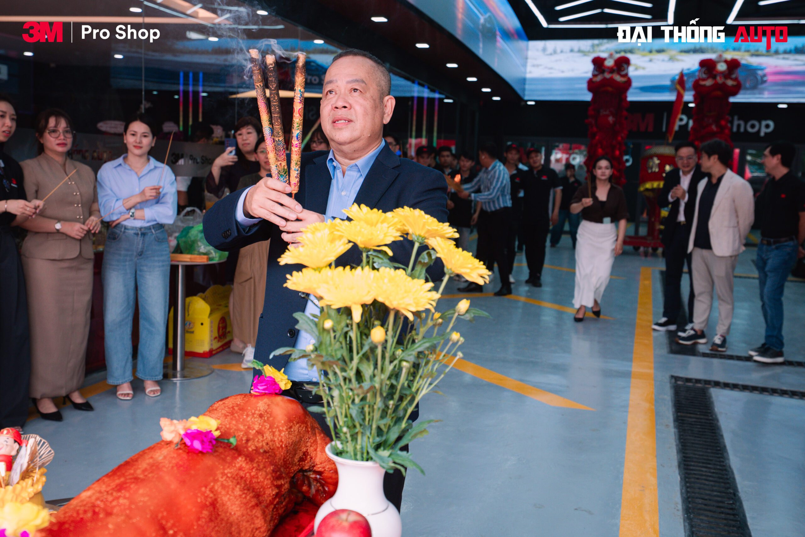 Mr. Chow - CEO Đại Thống, đang thực hiện nghi lễ cúng khai trương
