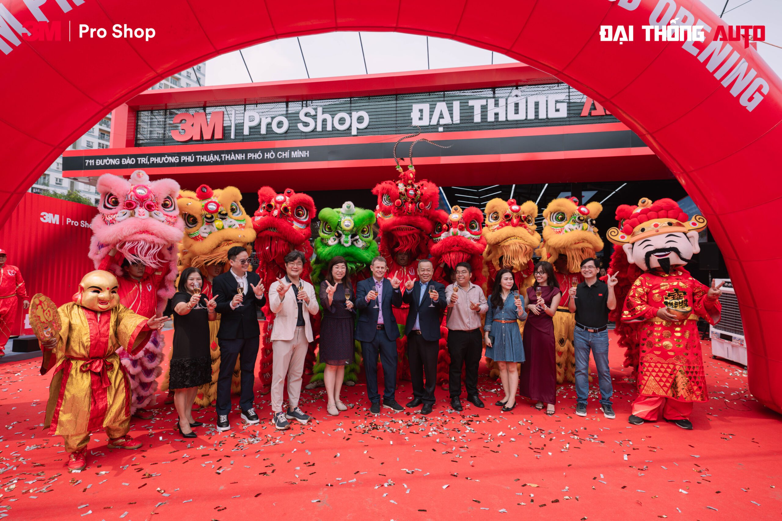 Đại Diện 3M cùng đại diện Đại Thống hân hoan trong khoảnh khắc khai trương