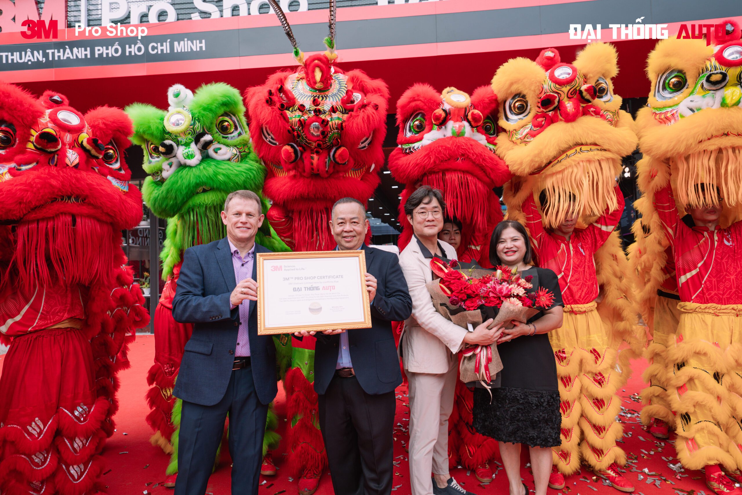 Đại diện 3M Global trao chứng 3M Pro Shop cho đại diện Đại Thống